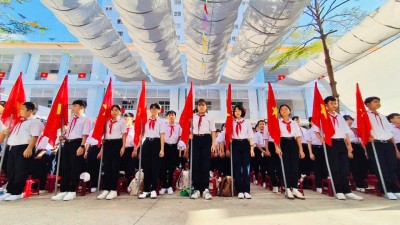 Các em học sinh tham quan khu trải nghiệm Hoàng Long Trop - Pical