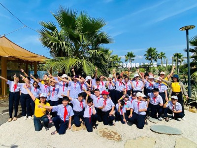 Các em học sinh tham quan khu trải nghiệm Hoàng Long Trop - Pical
